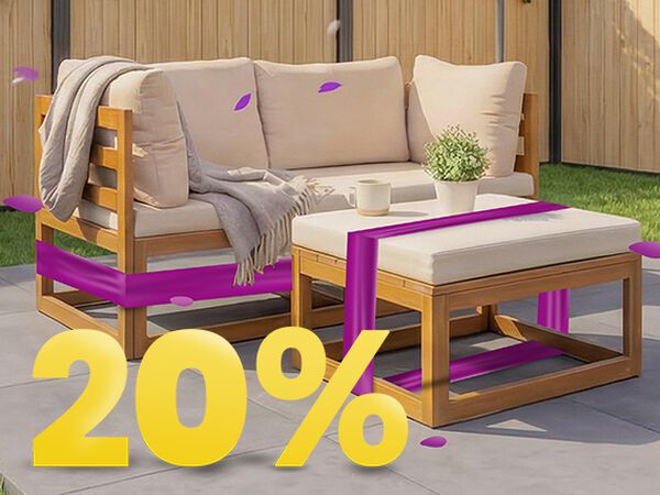 Drvena vrtna sofa s bež jastucima i stolom pod suncobranom na sunčanoj terasi, okružena cvijećem i ogradom, s bannerom proljetne promocije 20%.