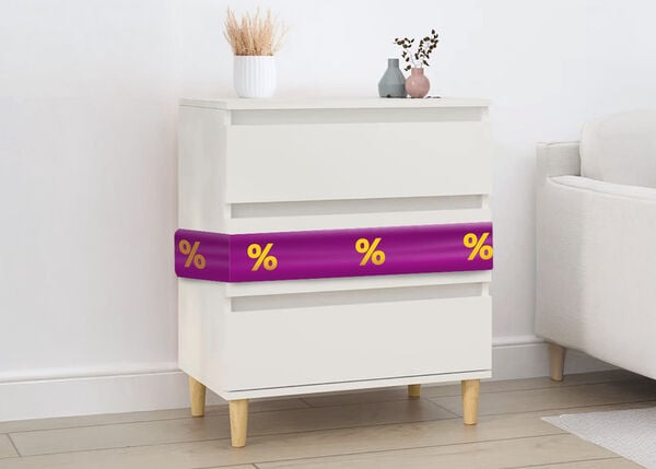 Bijela komoda s ljubičastom vrpcom koja prikazuje ikone popusta, pored sofe u uređenom dnevnom boravku.