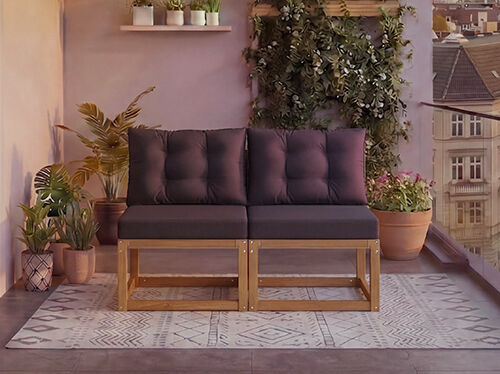 Dvosjedna modularna drvena sofa s tamnosi vim jastucima na balkonu okruženom loncima s biljkama i pogledom na grad u pozadini