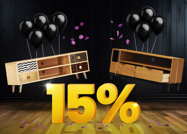 Dvije drvene TV konzole i crni baloni ispred svijetlo žutog znaka od 15% na tamnom drvenom podu.