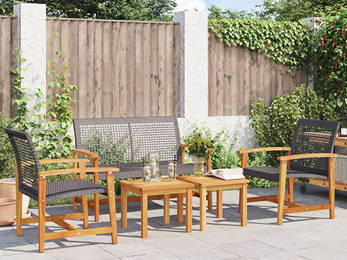 Sivi tapecirani dvosjed u dotjeranoj spavaćoj sobi. Kliknite za pregled proizvoda.