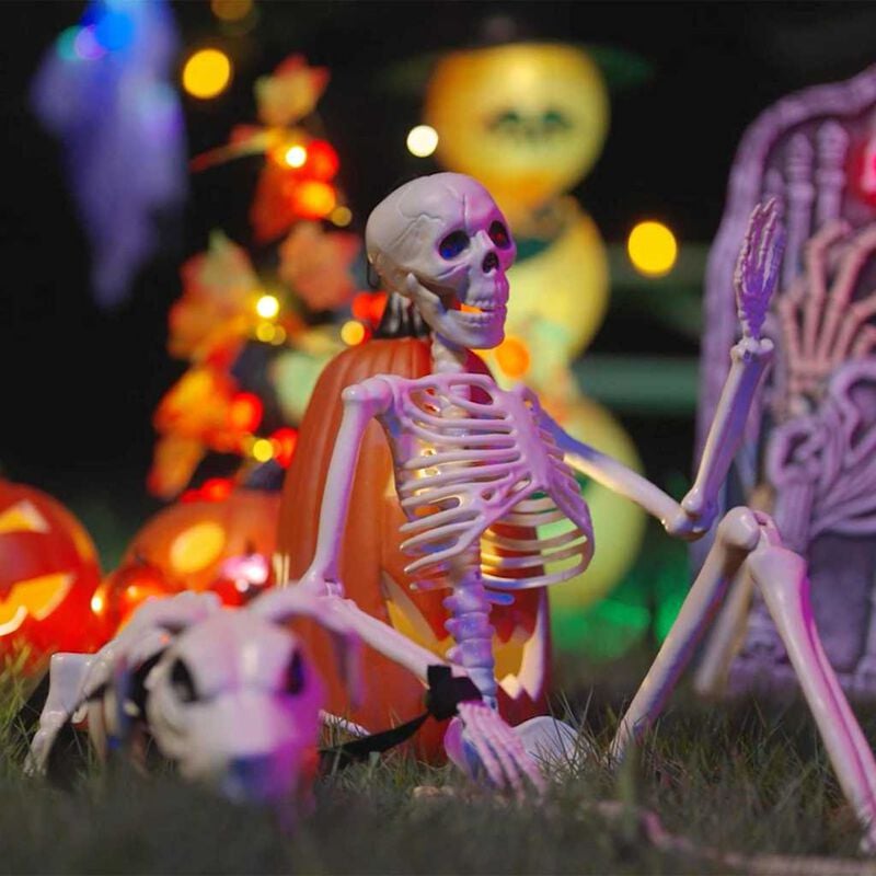 Bijeli set dekorativnih kostura za Halloween izložen na otvorenom