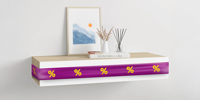 Bijela plutajuća polica s ljubičastom vrpcom koja prikazuje ikone popusta, s ukrasima u stiliziranoj sobi. Kliknite za kupnju proizvoda iz ponude.