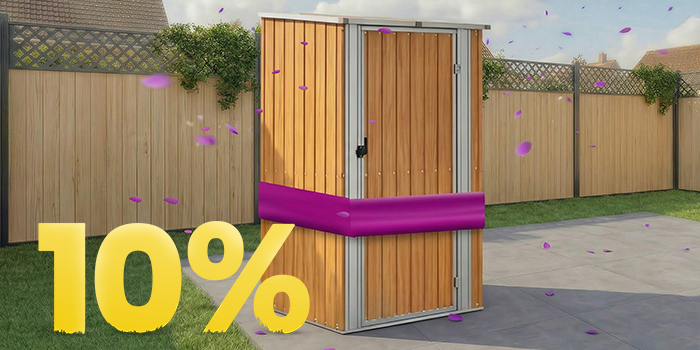 Drvena vrtna kućica za pohranu pod sjenicom na sunčanoj terasi, okružena cvijećem i ogradom, s bannerom proljetne promocije 10%.