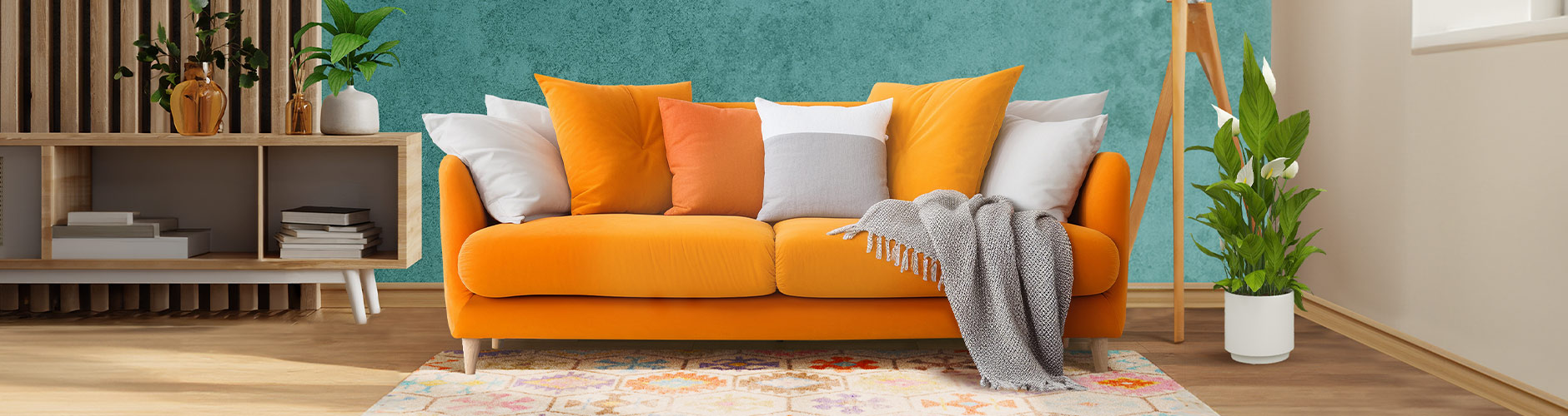 Trodijelni set od ratana s jastucima i stolićem za kavu za vanjsku upotrebu. Kliknite za kupnju kolekcije.